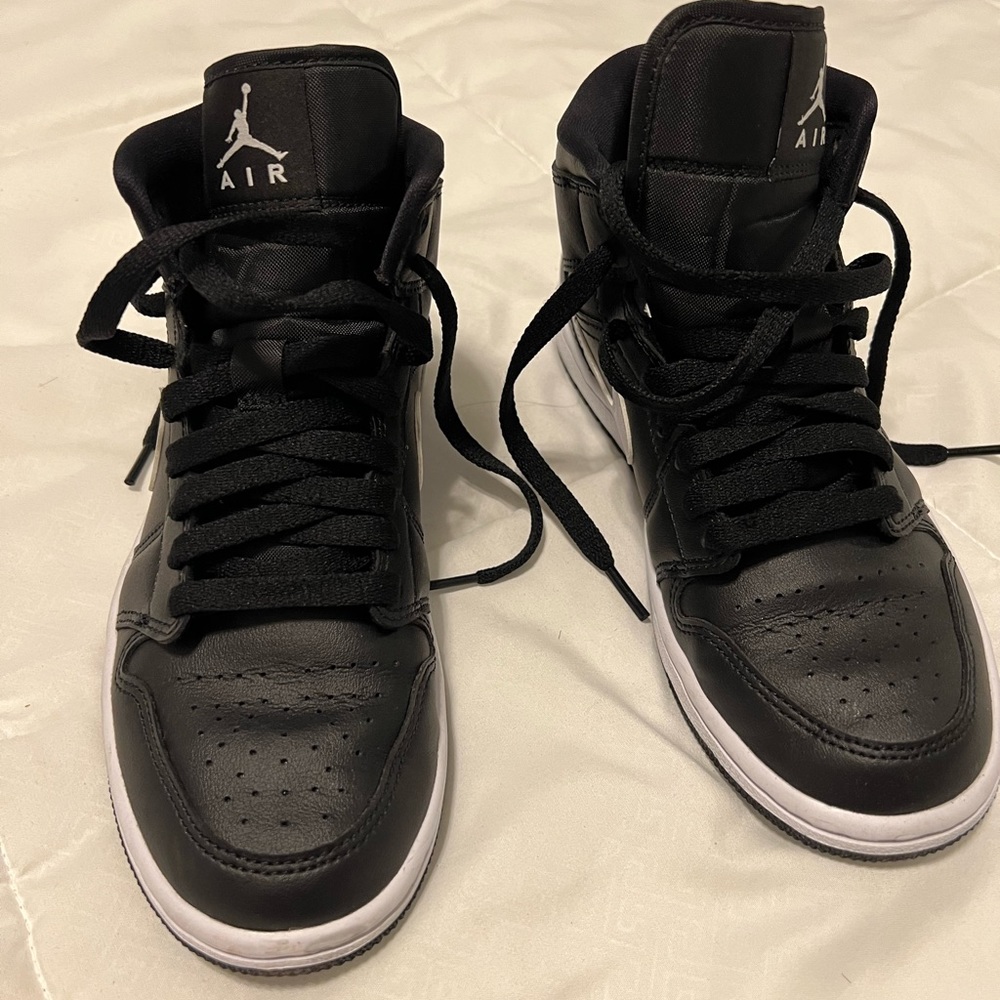 Jordan 1 Mid
Black White (W)